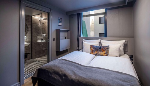 Habitación doble, sin ventanas