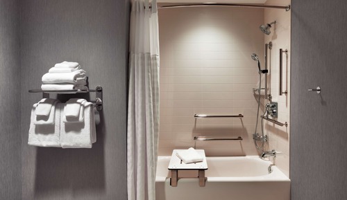 Habitación, accesible para personas con discapacidad (2 Queen Beds&Sofa Bed, Roll-In Shower)