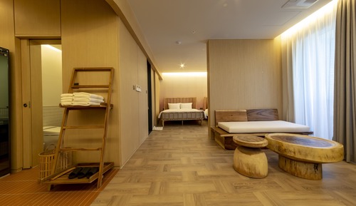 Premium Suite (Free Swimming Pool)