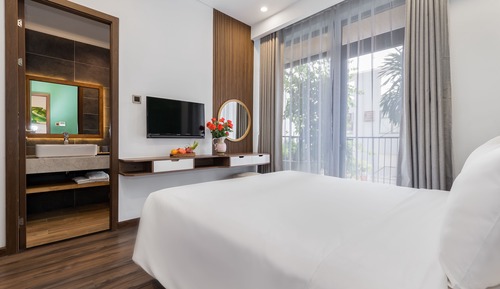 2-Bedroom Premier Apartment with Balcony City View
