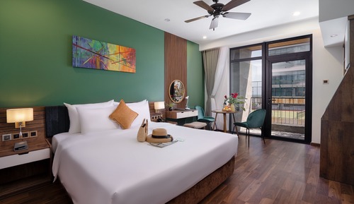 Estudio, 1 cama de matrimonio grande, balcón, vistas a la ciudad