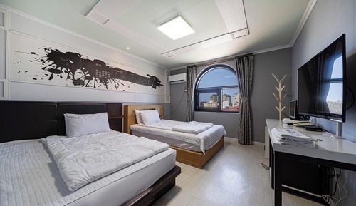 Room (Twin)