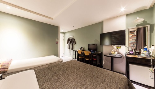 Room (Deluxe Twin (Double and Single Bed Ba)