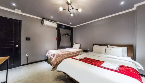 Room (Twin)