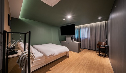 Room (Deluxe room (randomly assigned rooms))