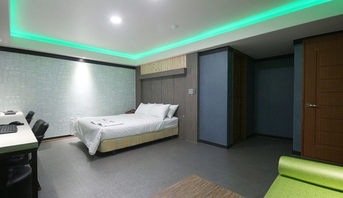 Room (Couple PC (high-spec PC in all rooms))