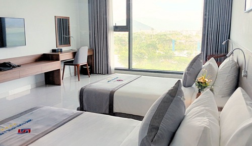 Habitación superior con 2 camas individuales, vistas parciales al mar