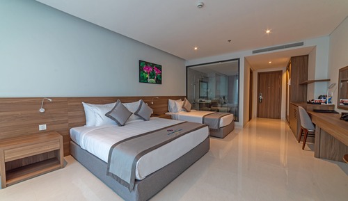 Habitación triple Deluxe, vistas parciales al mar