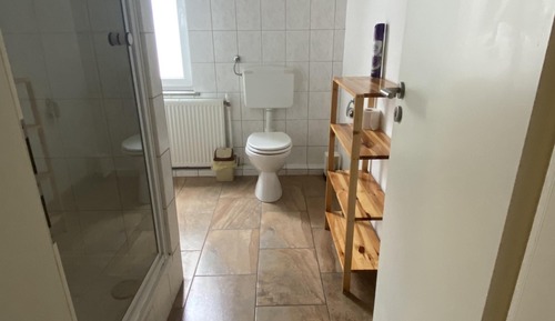 Habitación con 2 camas individuales, baño compartido