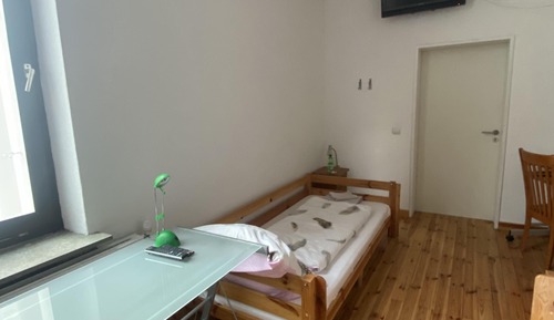 Habitación económica con 1 cama doble o 2 individuales, baño compartido