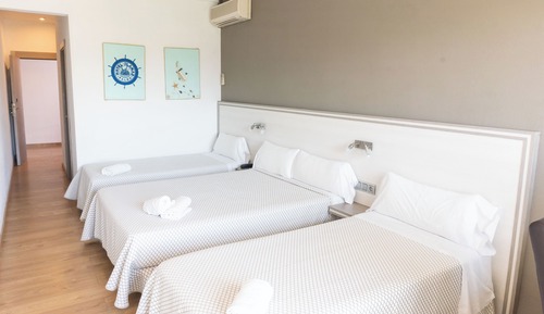 Habitación cuádruple familiar (2 adults + 2 children)