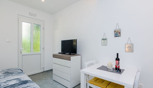 Estudio (Studio Apartment with Terrace)