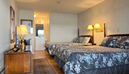 Habitación básica, 2 camas de matrimonio, vistas al lago (Essentials - First Floor)