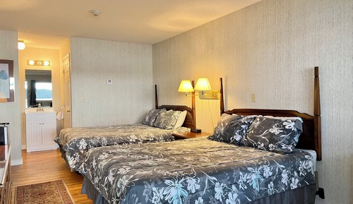 Habitación básica, 2 camas de matrimonio, vistas al lago (Essentials - 2nd Floor)