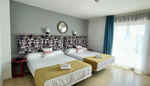 Habitación cuádruple, balcón