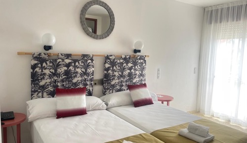 Habitación superior con 1 cama doble o 2 individuales, balcón