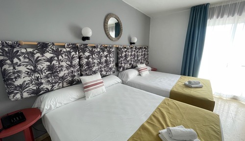 Habitación triple, balcón