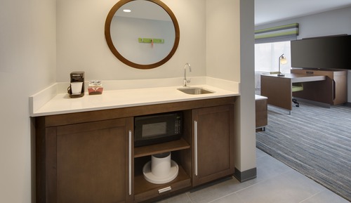 Estudio, 1 cama de matrimonio grande, frigorífico y microondas (Wet bar)