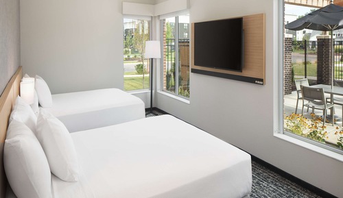 Suite, accesible para personas con discapacidad (2 Queen Beds with Sofa Bed, Shower)