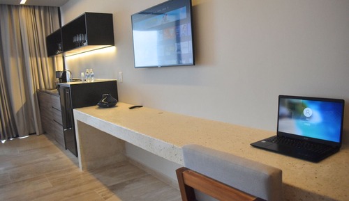 Loft de lujo, 1 habitación, balcón, vistas parciales al mar