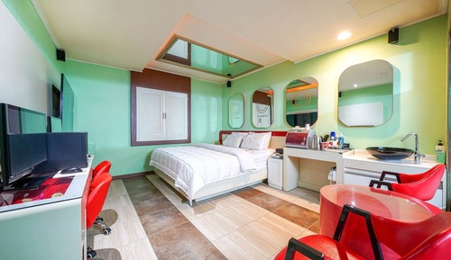 Room (Deluxe (Two Bathtub Netflix Free Spa))