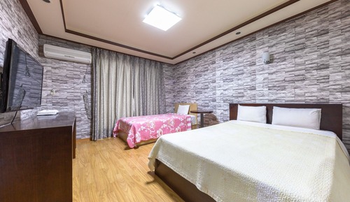 Room (Two beds)