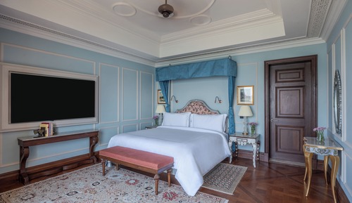Raffles Lakeshore Manor Suite- 120 sqm on lakes shore with grand living, tub, rain shower, views.