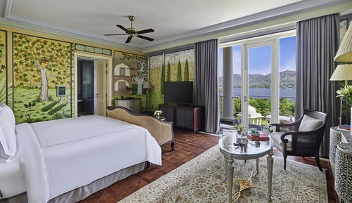 Lakeshore Signature Room- 60 sqm retreat on lake shore with views, tub, rain shower, and decor