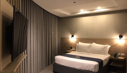 Suite (JET Black)