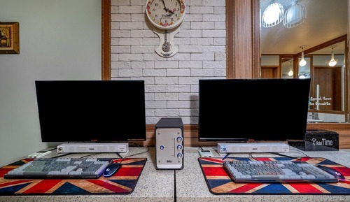 Room (Couple room - gaming PC (Netflix & mo)