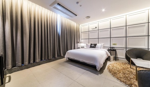 Room (Marie Sweet)