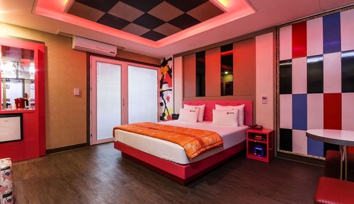 Room (Regular (regular Netflix watching mic)