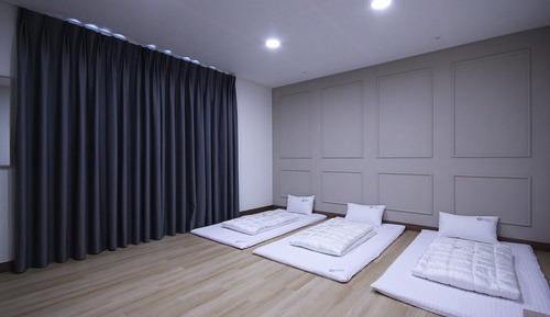Room (Family Room)