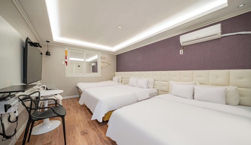 Room (Family Room - 2 queens + 1 single 65-)