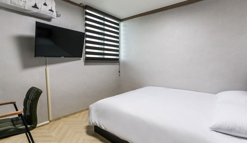 Room (Small bed room (Please check with the)
