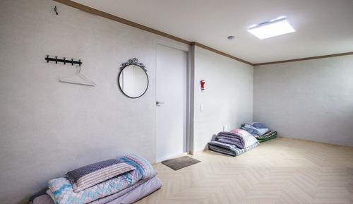 Room (Family Room (Please check with the co)
