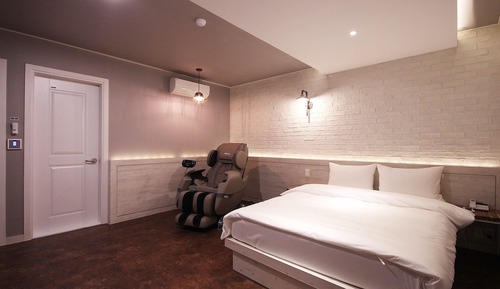 Room (VIP B-Massage Chair)