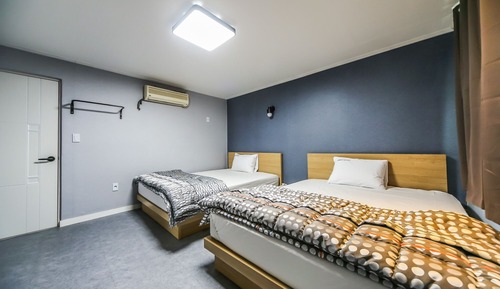 Room (Twin)