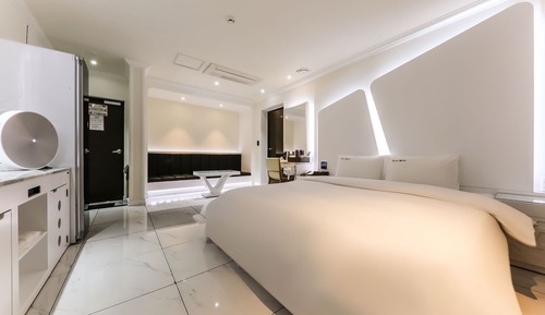 Room (VIP (Styler Whirlpool available Netfl)