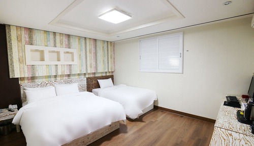 Room (Twin)