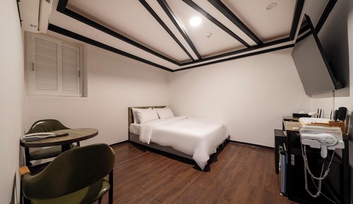 Room (Premium Room (65 inch TV/Free viewing)