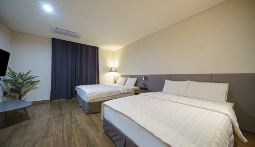 Room (Family Room-King + Queen Bed & Exclus)