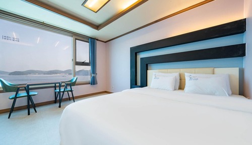 Room (Deluxe Ocean View (Available to watch)