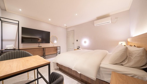 Room (Deluxe - Non-smoking room (Disney Plu)