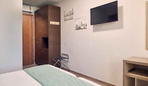 Cozy Double Room with Pool View