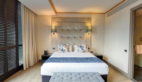 Habitación Deluxe, 1 cama de matrimonio grande, balcón, vistas al patio