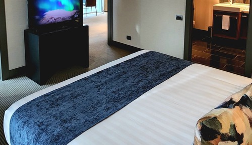 Suite estudio Deluxe, 1 cama de matrimonio grande, vistas parciales al mar, en una planta alta
