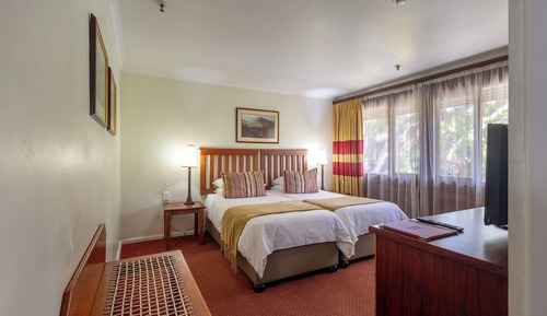 Habitación básica con 2 camas individuales