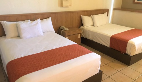 Habitación básica, 2 camas dobles, ducha adaptada, planta baja