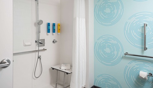Habitación, 1 cama de matrimonio grande, accesible para personas con discapacidad (Roll-In Shower)